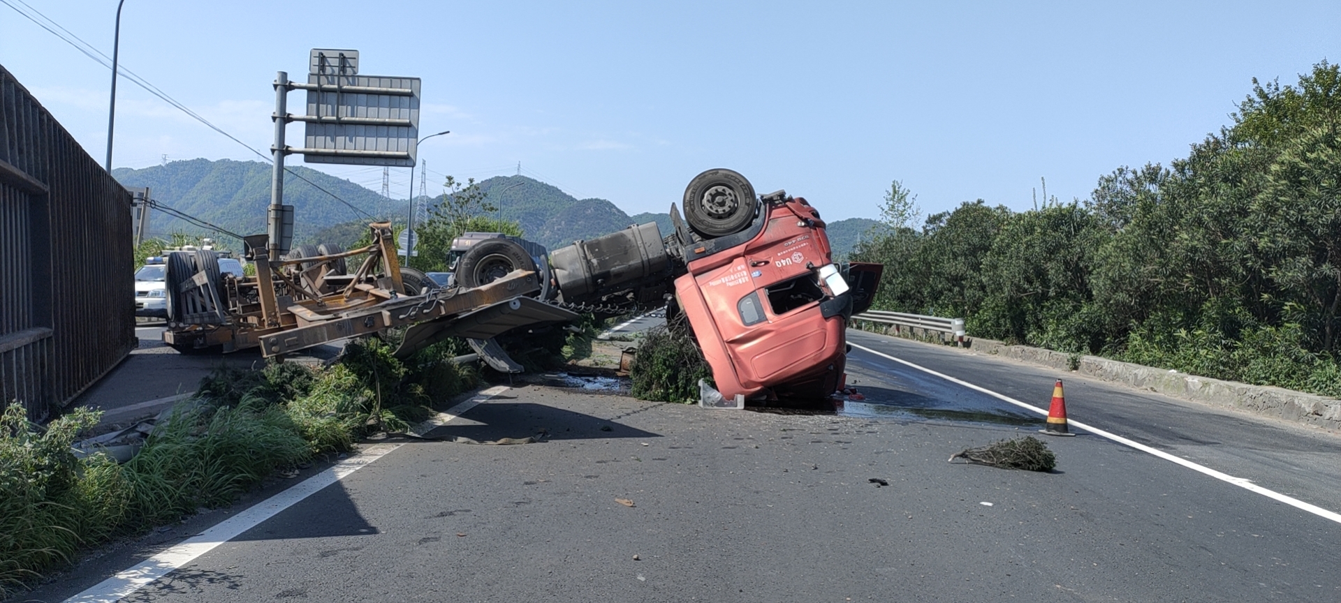 集裝箱翻車事故現(xiàn)場(chǎng)1.jpg